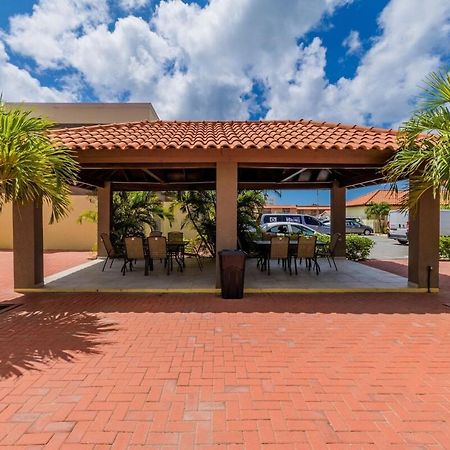 Treasures At The Pearl Eagle Beach Palm Beach Exterior photo