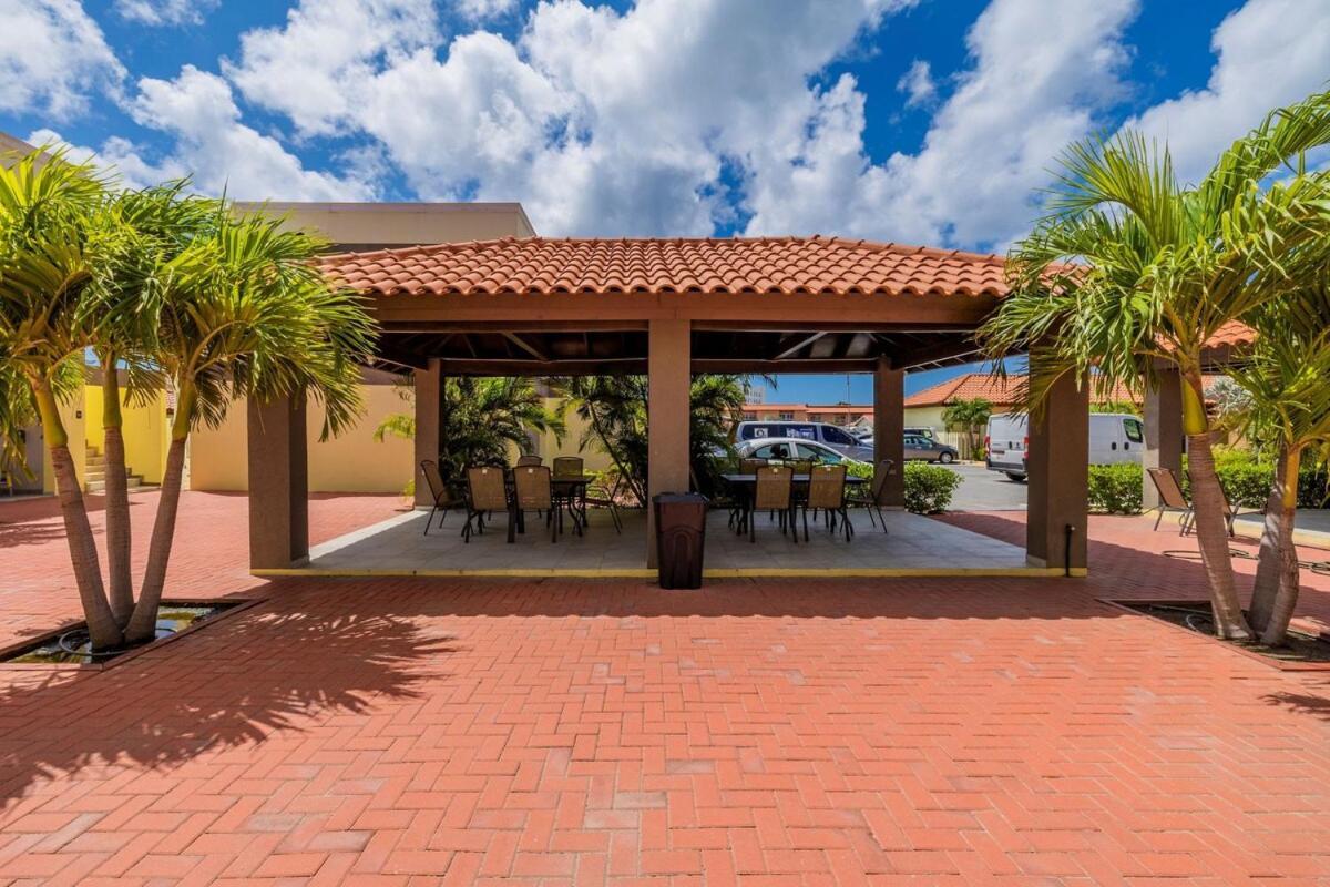 Treasures At The Pearl Eagle Beach Palm Beach Exterior photo