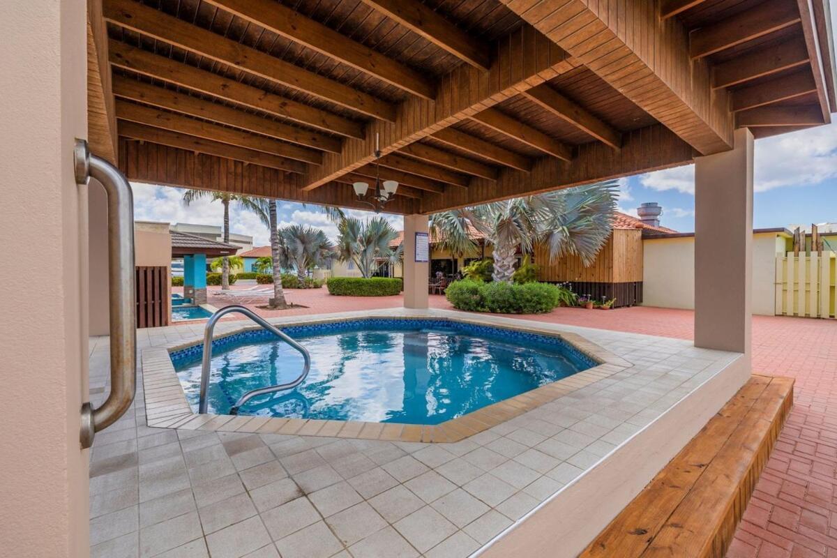 Treasures At The Pearl Eagle Beach Palm Beach Exterior photo